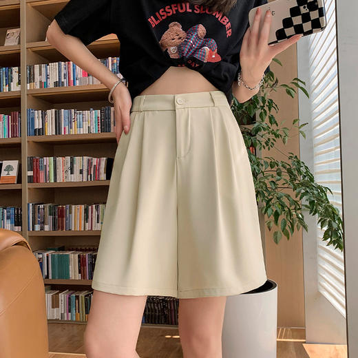 夏季必备短裤，西装风格带来精致感；宽松高腰设计显瘦，直筒裤型修饰身形；五分裤长度舒适随性，轻薄面料让你感受清凉舒适！ 商品图4