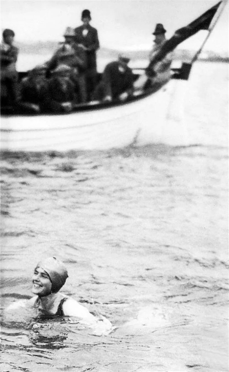 劳力士营销大佬「007的黑水鬼Big Crown」