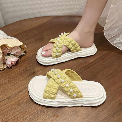 夏日仙女凉拖，珍珠镶嵌，细腻温润。松糕底厚实，走在海边小路上，白浪轻拍，思绪飘散。恍若天上之仙，步履轻盈，清风徐来！ 商品图3