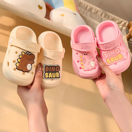 新款儿童卡通洞洞鞋，可爱恐龙图案，包头防滑，既适合沙滩穿着，也适合室内凉拖。男童女童都可以穿着，让孩子们更加活泼可爱；为孩子的玩乐安全护航！ 商品图1