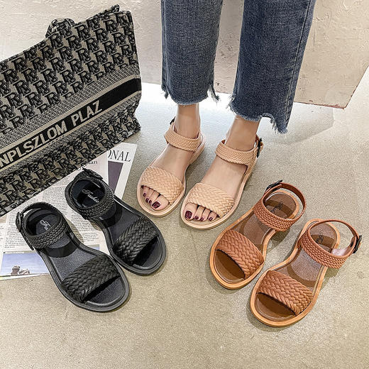 夏季必备，新款网红ins潮罗马凉鞋平底，清新透气的PVC外穿设计，潮流韩版纯色休闲风格，让你在沙滩上享受时尚与舒适并存的夏日时光；漫步时更加自信靓丽！ 商品图1