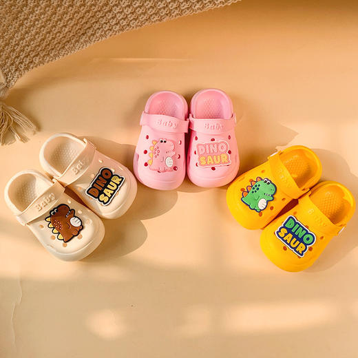 新款儿童卡通洞洞鞋，可爱恐龙图案，包头防滑，既适合沙滩穿着，也适合室内凉拖。男童女童都可以穿着，让孩子们更加活泼可爱；为孩子的玩乐安全护航！ 商品图3