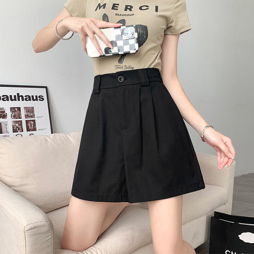 【宽松阔腿 舒适透气】夏季外穿的不二选择！卡其工装短裤女，高腰设计修身显瘦，五分中裤长度，休闲直筒剪裁，让你尽情展现自我风采。 商品图2