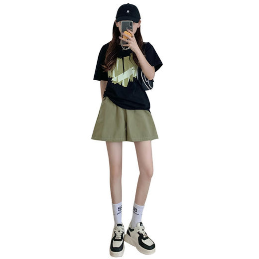 夏日必备！时尚百搭的美式休闲短裤，宽松高腰设计，穿起来舒适自在，特别是阔腿裤的设计，更加显瘦显高，让你拥有完美的身材比例。不论是逛街还是度假，都是美丽的选择！ 商品图5