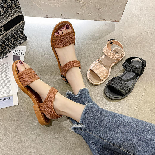 夏季必备，新款网红ins潮罗马凉鞋平底，清新透气的PVC外穿设计，潮流韩版纯色休闲风格，让你在沙滩上享受时尚与舒适并存的夏日时光；漫步时更加自信靓丽！ 商品图3