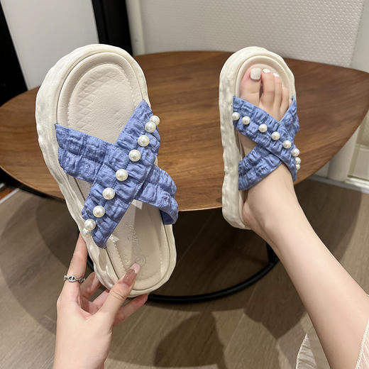 夏日仙女凉拖，珍珠镶嵌，细腻温润。松糕底厚实，走在海边小路上，白浪轻拍，思绪飘散。恍若天上之仙，步履轻盈，清风徐来！ 商品图2