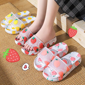 夏季新款凉拖鞋女士带着水果卡通的元素，时尚、可爱，让你成为室内外最闪亮的女王。而厚底设计不仅让你更加舒适，更能够展现出你的自信姿态！