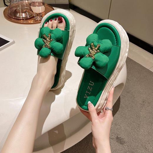 韩版设计，小清新女神必备款。松糕底凉拖穿着舒适，厚底设计，防滑耐穿，让你立于不败之地。细节上的小熊造型，增加了可爱气息！ 商品图1