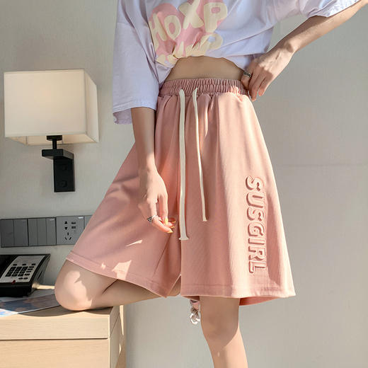 立夏之际，换上短裤，让你摆脱束缚，畅享百搭清爽。高腰设计，舒适贴身，阔腿款式，不拘一格。这款五分裤子女，给你更多的可能，展现女性自信与魅力！ 商品图1