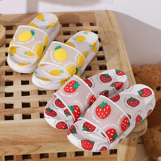 夏季新款凉拖鞋女士带着水果卡通的元素，时尚、可爱，让你成为室内外最闪亮的女王。而厚底设计不仅让你更加舒适，更能够展现出你的自信姿态！ 商品图2