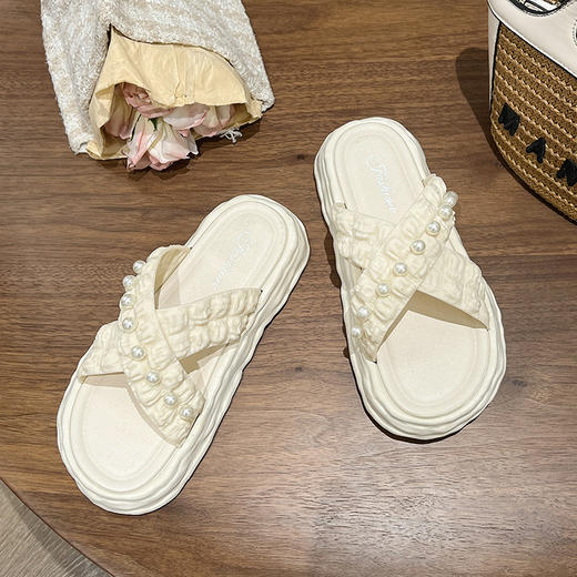 夏日仙女凉拖，珍珠镶嵌，细腻温润。松糕底厚实，走在海边小路上，白浪轻拍，思绪飘散。恍若天上之仙，步履轻盈，清风徐来！ 商品图1