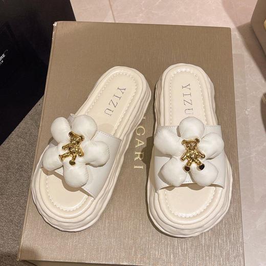 韩版设计，小清新女神必备款。松糕底凉拖穿着舒适，厚底设计，防滑耐穿，让你立于不败之地。细节上的小熊造型，增加了可爱气息！ 商品图2