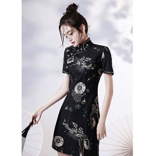 黑色旗袍，唤起经典美学。新款国潮改良，传承中式优雅。G端气质年轻款，恰到好处秀出气质。小个子夏季，大展身材魅力！ 商品图3