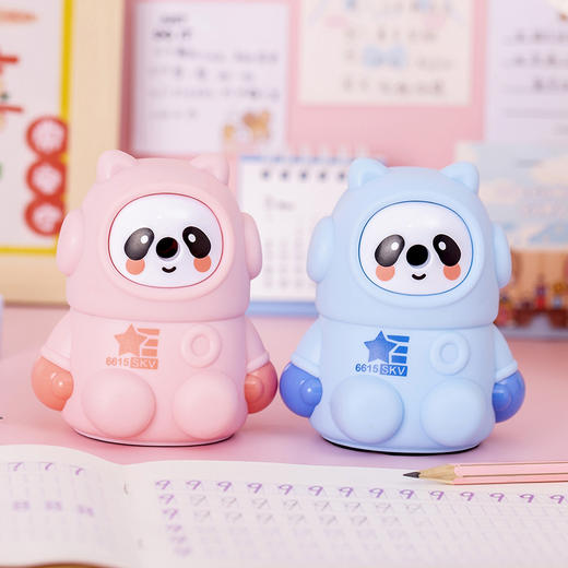 【卡通冰熊猫卷笔刀学生文具用品】手摇削笔器儿童礼物单孔转笔刀，手摇削笔器，轻松修削铅芯。卡通熊猫造型，逗趣可爱，为孩子们的学习生活增添趣味 商品图2