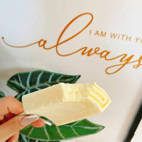 店里现货阳春光华枫树园自提，钟薛高真的是我心中的白月光，一口咬下去，特别香醇，奶味和甜度的比例刚刚好，看看配料表！前2是牛奶和稀奶油，不是调出来的奶香，实打实的牛乳香！一组五支