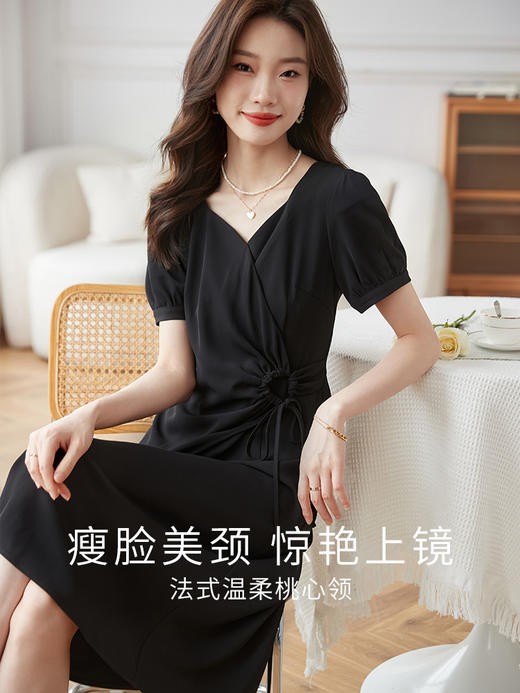 【专属特价】熙世界围裹式收腰系带连衣裙女2025夏新款显瘦中长裙赫本风小黑裙 商品图1