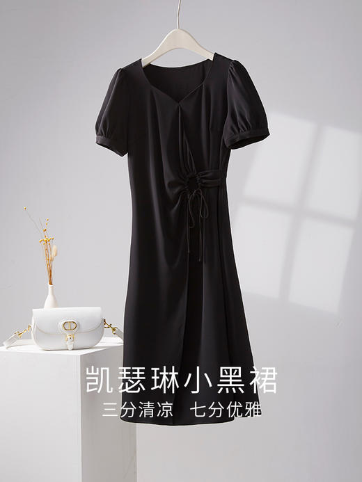 【专属特价】熙世界围裹式收腰系带连衣裙女2025夏新款显瘦中长裙赫本风小黑裙 商品图4