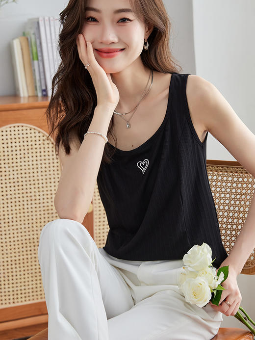 【五折购】熙世界2025年夏季新款女装休闲刺绣爱心针织背心内搭外穿无袖上衣 商品图0