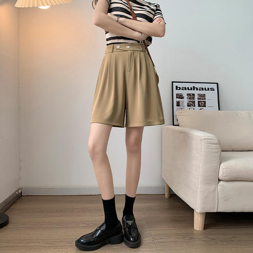 夏日必备，黑色双扣西装五分裤女，高腰设计显瘦，休闲直筒裤型舒适百搭。轻盈薄款面料，透气性佳，让你在炎炎夏日中也能保持清爽干爽！ 商品图2