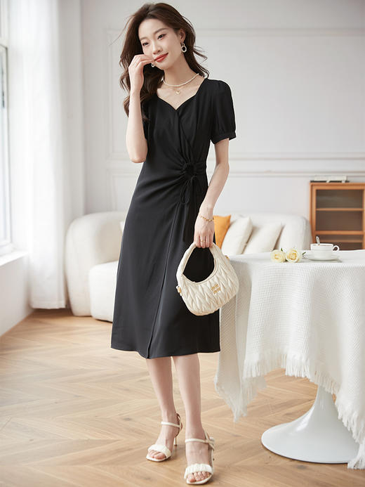 【专属特价】熙世界围裹式收腰系带连衣裙女2025夏新款显瘦中长裙赫本风小黑裙 商品图3