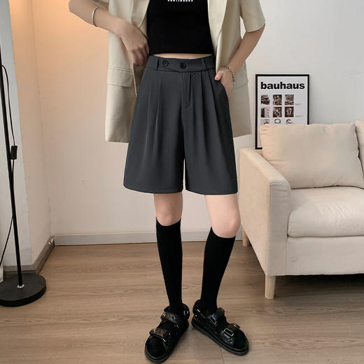 夏日必备，黑色双扣西装五分裤女，高腰设计显瘦，休闲直筒裤型舒适百搭。轻盈薄款面料，透气性佳，让你在炎炎夏日中也能保持清爽干爽！ 商品图3