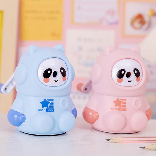 【卡通冰熊猫卷笔刀学生文具用品】手摇削笔器儿童礼物单孔转笔刀，手摇削笔器，轻松修削铅芯。卡通熊猫造型，逗趣可爱，为孩子们的学习生活增添趣味 商品图0