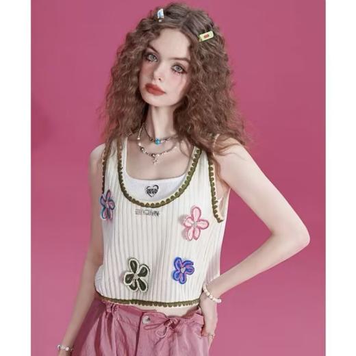 黛唯梵【冰丝撞色背心】CHIC辣妹撞色花边立体装饰设计感吊带背心女无袖上衣。新品上新，优雅时尚，舒适透气，尽显女性柔美身姿。 商品图5