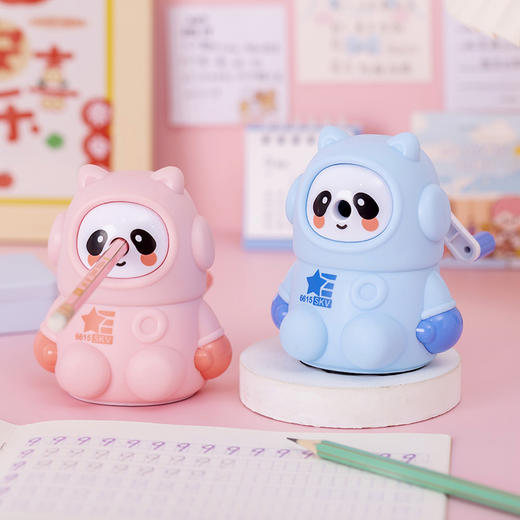 【卡通冰熊猫卷笔刀学生文具用品】手摇削笔器儿童礼物单孔转笔刀，手摇削笔器，轻松修削铅芯。卡通熊猫造型，逗趣可爱，为孩子们的学习生活增添趣味 商品图3