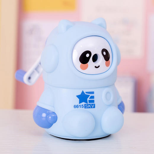 【卡通冰熊猫卷笔刀学生文具用品】手摇削笔器儿童礼物单孔转笔刀，手摇削笔器，轻松修削铅芯。卡通熊猫造型，逗趣可爱，为孩子们的学习生活增添趣味 商品图5