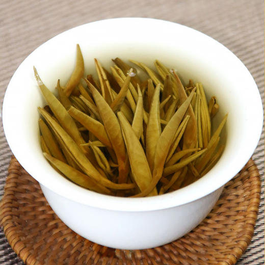 2018年头波春茶 吉顺号云南普洱茶银芽生饼357g/饼 商品图6