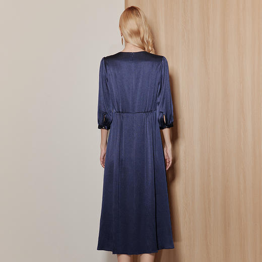 EITIE爱特爱精致钉珠优雅缎面垂坠收腰压褶显瘦连衣裙秋季新款A07119 商品图4