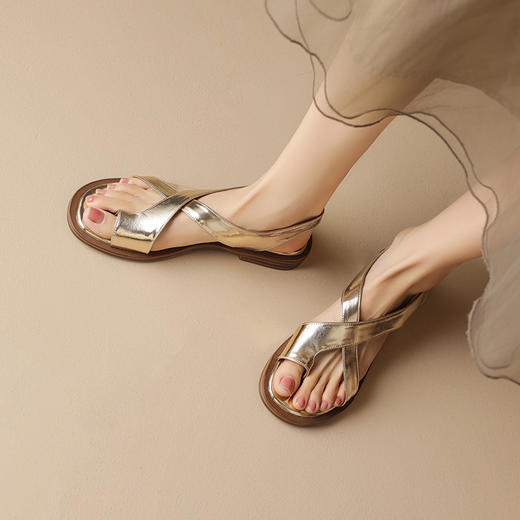 舒适百搭，夏季爆款亮面平底分趾凉鞋NGMZR-9533 商品图2