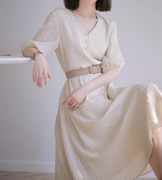 黛唯梵【2023夏季名媛连衣裙】婀娜多姿，充满生命力，展现现代女性的独立自信。精致轻奢，优雅知性，将经典与时尚完美结合。 商品图1