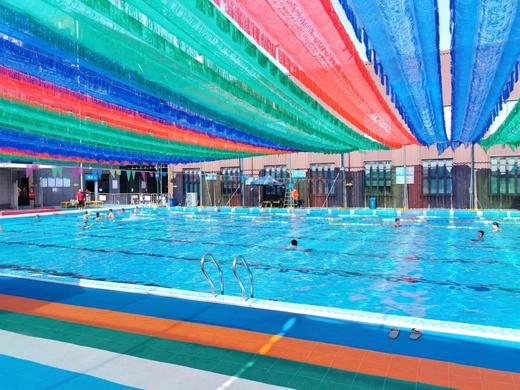 【易智游泳馆 】单人游泳票 开馆时间：6月营业时间14:00至晚上18:00，7月营业时间8:00至12：00，14:00至21：00。一人一票，不分大人小孩儿，需要佩戴泳帽。 商品图0