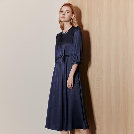 EITIE爱特爱精致钉珠优雅缎面垂坠收腰压褶显瘦连衣裙秋季新款A07119 商品图1