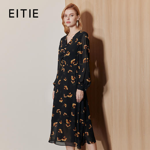 EITIE爱特爱法式高级感印花V领垂坠黑色优雅连衣裙秋季新款C2307242 商品图0