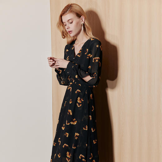 EITIE爱特爱法式高级感印花V领垂坠黑色优雅连衣裙秋季新款C2307242 商品图1