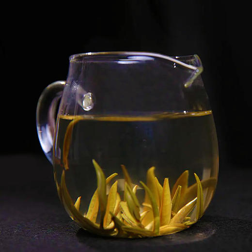 2018年头波春茶 吉顺号云南普洱茶银芽生饼357g/饼 商品图3