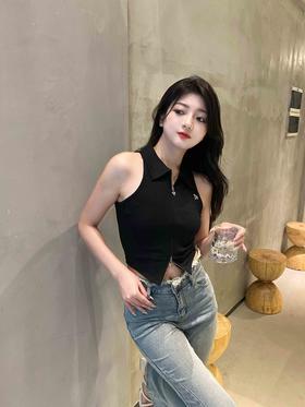 辣妹的夏天少不了一件美背~