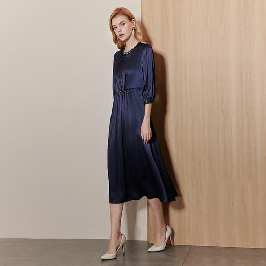 EITIE爱特爱精致钉珠优雅缎面垂坠收腰压褶显瘦连衣裙秋季新款A07119 商品图3