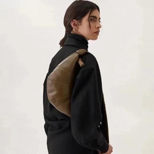 预售3-7天 一款牛角包包新色 时髦精必备 超柔软进口皮料 皮质超舒服 轻软 商品图7