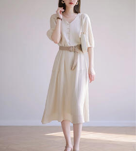 黛唯梵【2023夏季名媛连衣裙】婀娜多姿，充满生命力，展现现代女性的独立自信。精致轻奢，优雅知性，将经典与时尚完美结合。