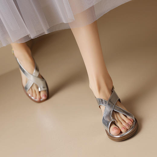 舒适百搭，夏季爆款亮面平底分趾凉鞋NGMZR-9533 商品图10