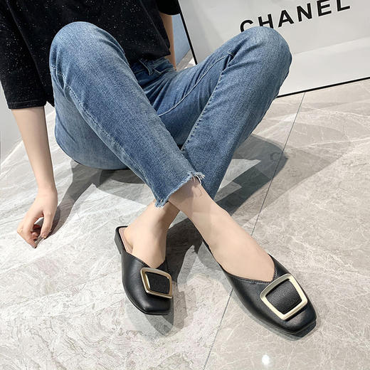 时尚新款网红懒人鞋，方扣设计更方便，塑料半包鞋不仅透气舒适，还能轻松搭配任何服装。平底半拖女鞋夏季必备，让你尽情展现优雅大方，随时随地尽显女性魅力！ 商品图1