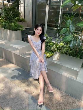 着一袭紫色吊带裙，开启梦幻般的夏日氛围~