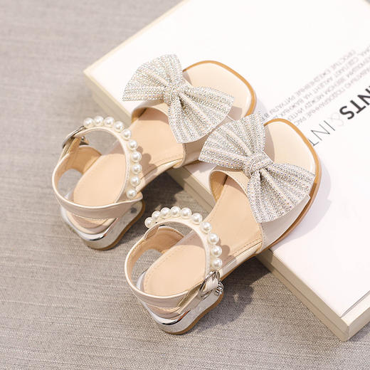 精致蝴蝶结，俏皮露趾，红色公主小跟鞋，让女孩们的青春在步伐轻盈间绽放。软底设计，舒适轻盈，为小脚掌提供贴心呵护！ 商品图3