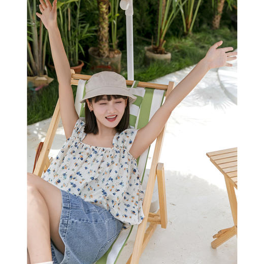 【尽显夏日风情吊带背心】穿上这款日系刺绣碎花吊带女背心，清新甜美的设计感瞬间提升。宽松版型舒适透气，同时展现出你的优美曲线。 商品图3