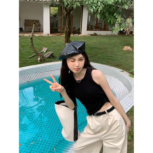 【2023春夏新品，实拍纹理小背心】一件实拍纹理小背心短款修身无袖针织衫，舒适柔软，贴合完美，展现女性的优美曲线。 商品图0