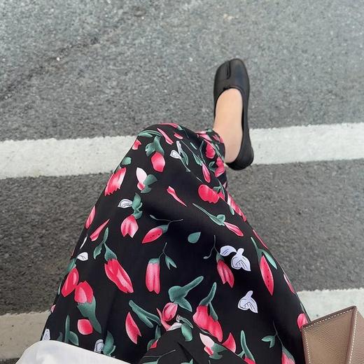 黛唯梵【2023夏季新款棉绸韩版半身裙】高腰设计显瘦，碎花图案百搭时尚。绵绸材质轻盈柔软，舒适透气。必备沙滩裙，令你成为众人焦点！ 商品图3