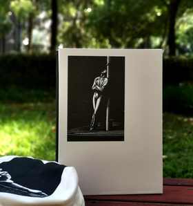 定制毛边本+藏书票编号本，作者签名钤印！！《洛克威尔•肯特插图选》，美国 肯特绘，吴伟编著，定制毛边本，作者签名钤印，黑色布面精装，白色布面函套，附赠明信片，凸版印刷书票，16开，成品尺寸210*28